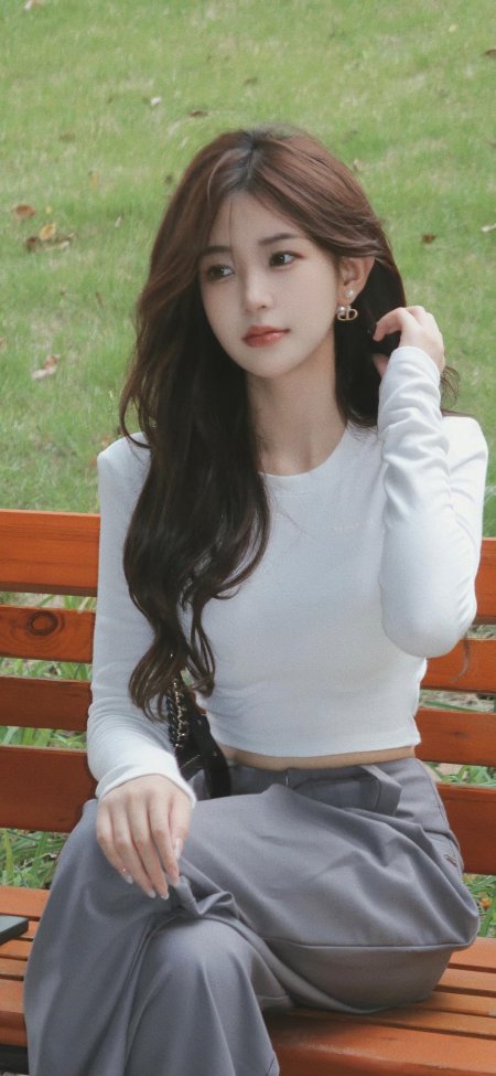 长发美女白色上衣灰色长裤公园长椅坐姿美女手机壁纸