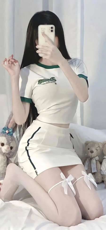 美女穿白T恤短裙跪坐床上对镜自拍美女手机壁纸