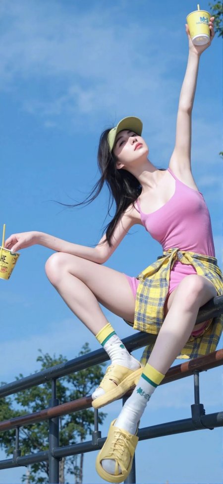 黑发美女粉色吊带黄格衬衫户外举饮料美女手机壁纸