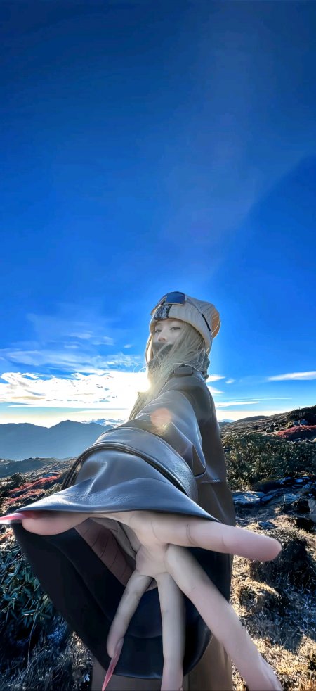 美女穿皮衣戴帽子山顶伸手蓝天美女手机壁纸