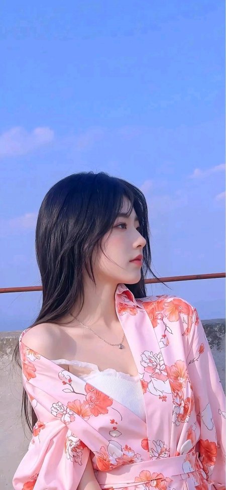黑发美女穿粉色花衬衫侧颜望天美女手机壁纸