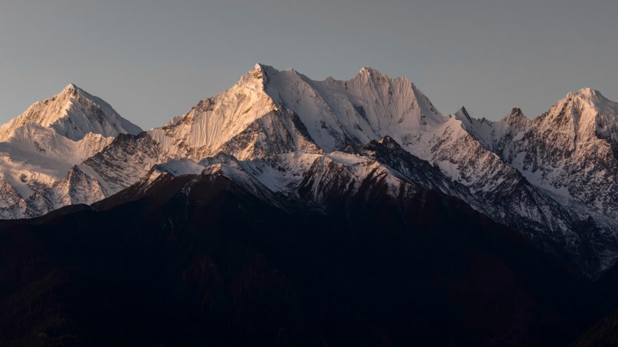日照金山雪山巍峨壮丽风景电脑壁纸