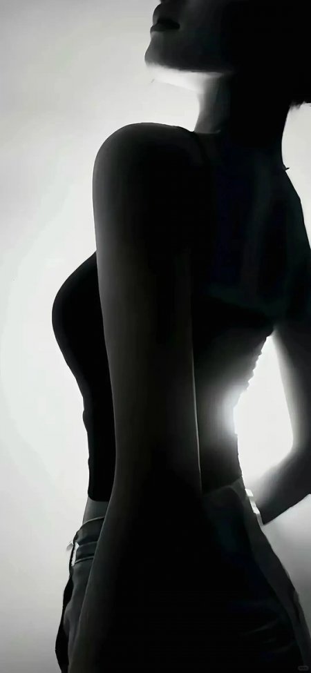 黑白光影美女侧身轮廓艺术感人物手机壁纸