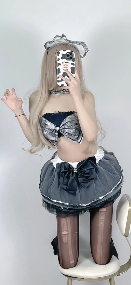 女仆装金发女生持奶牛手机壳跪坐椅子美女手机壁纸