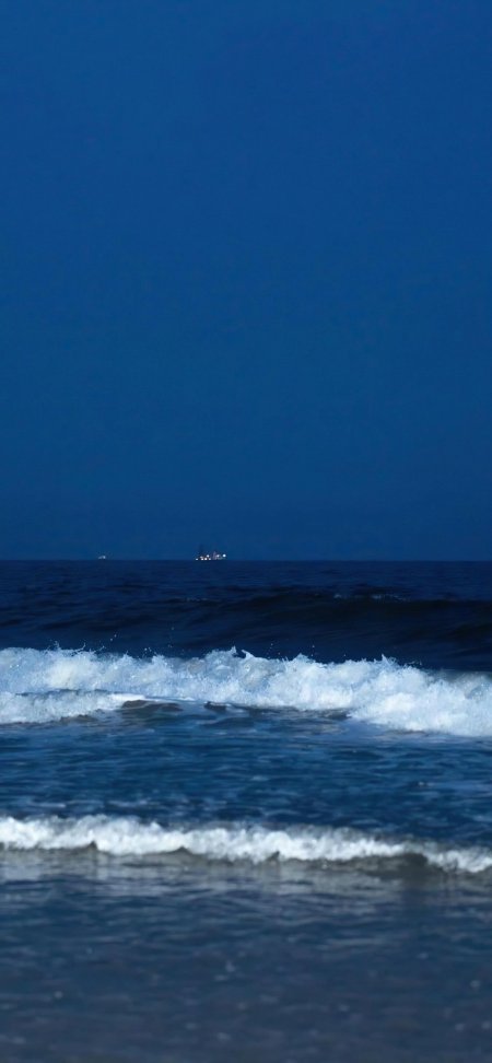 深蓝海面与白色浪花宁静风景手机壁纸