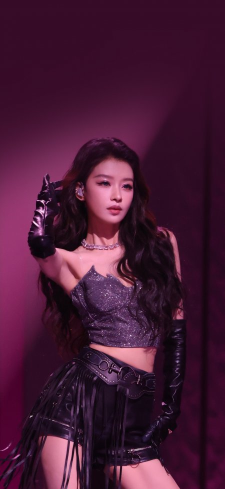孙怡舞台表演 闪亮造型美女手机壁纸
