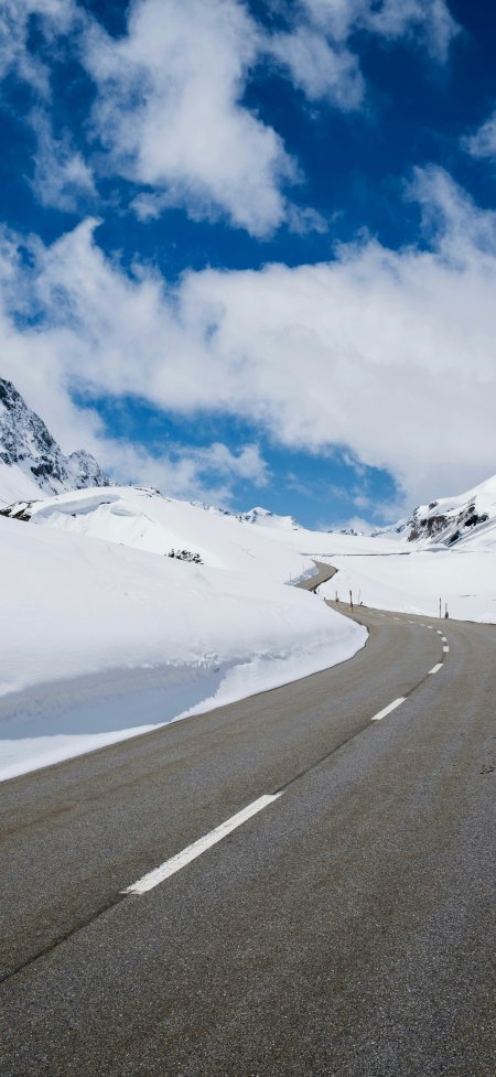 雪山公路蜿蜒蓝天白云风景手机壁纸