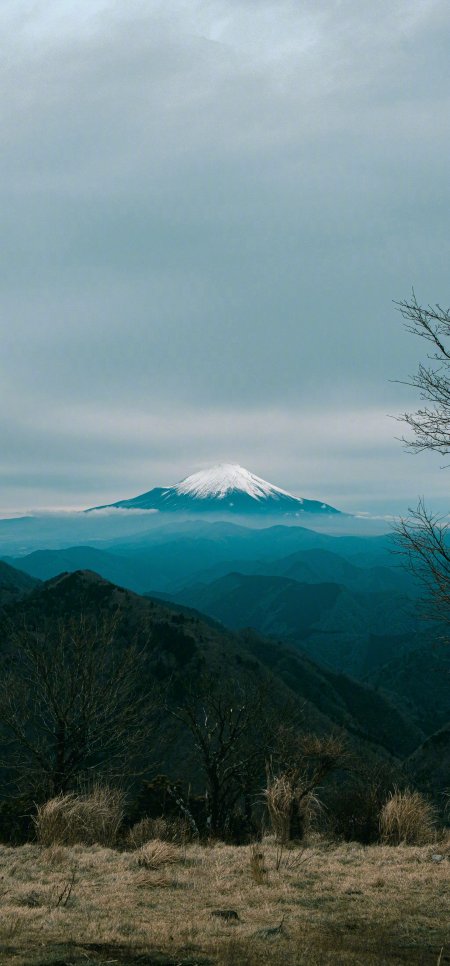 富士山雪顶与层叠山脉壮丽风景手机壁纸