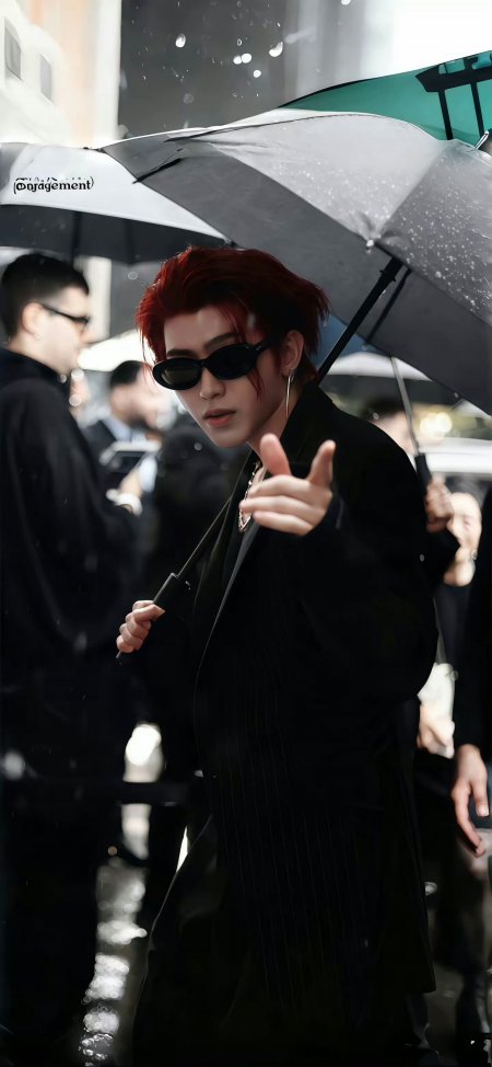 蔡徐坤红发墨镜雨中撑伞人物手机壁纸