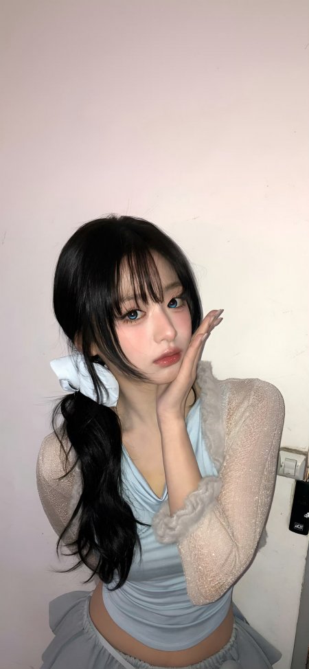 黑发美女蓝色上衣托腮可爱手机壁纸