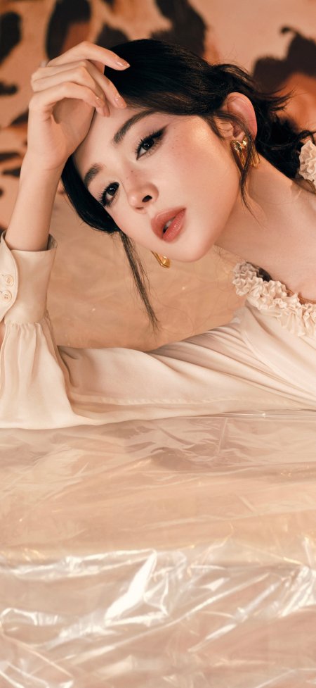 古力娜扎手抚发丝金色耳饰豹纹背景写真美女手机壁纸