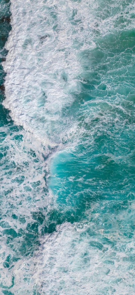 俯瞰碧绿海浪拍打白色沙滩海岸线风景手机壁纸