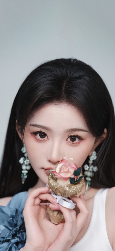 孔雪儿手持玫瑰花白色吊带裙写真美女手机壁纸