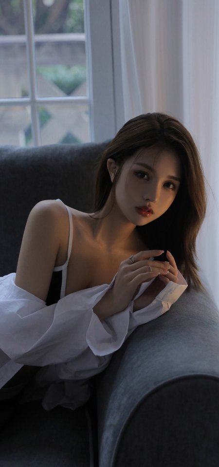 白色衬衫内搭吊带美女沙发沉思人物手机壁纸