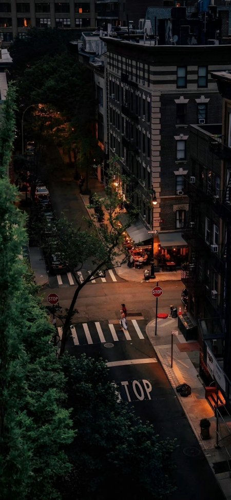 城市街角夜晚路灯下行人过马路街景风景手机壁纸
