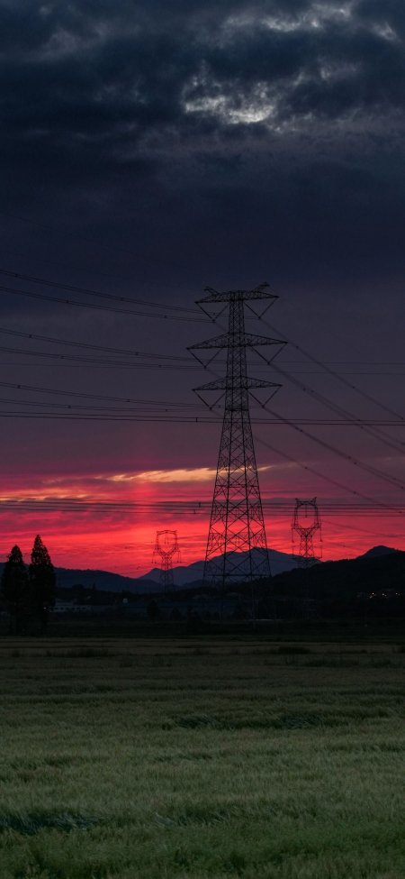 高压电塔剪影晚霞映红天空田野风景手机壁纸
