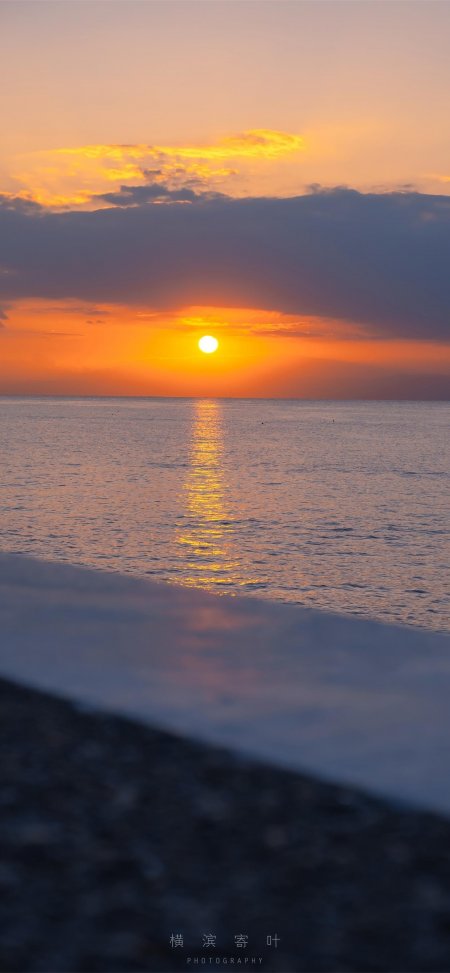 海边日落橙黄天空海面波光风景手机壁纸