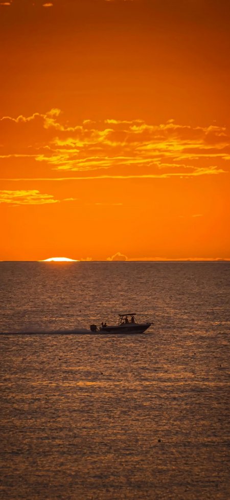 海上日落游艇剪影橙色天空风景手机壁纸