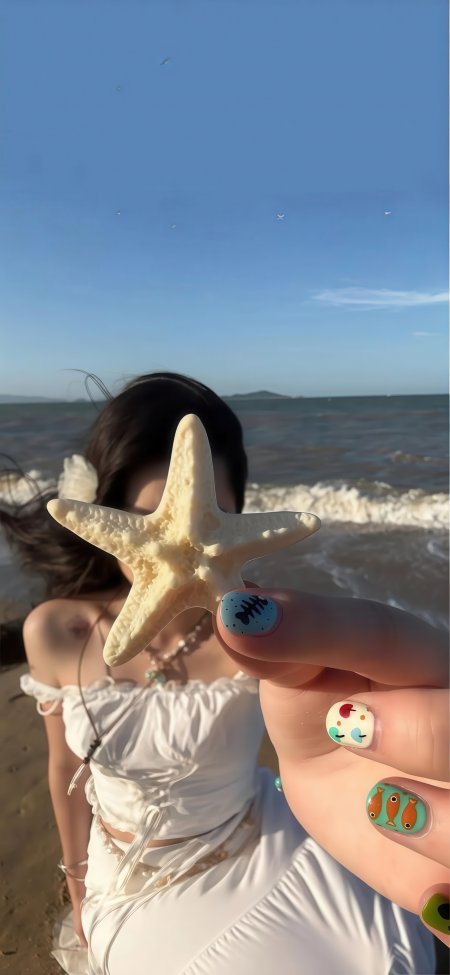 海边美女手持海星白色露肩裙人像手机壁纸