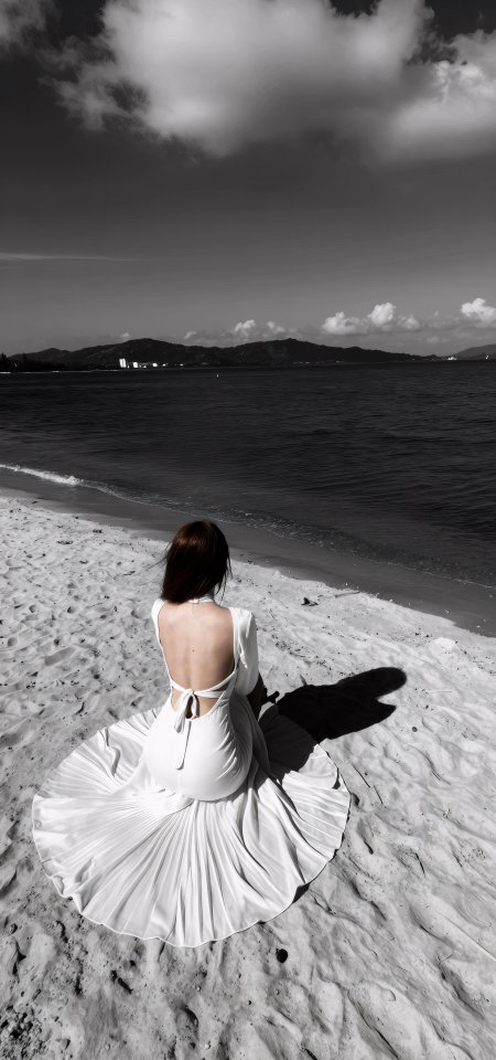 白裙美女背影坐沙滩黑白艺术人像手机壁纸