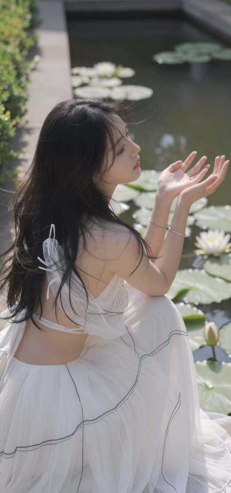池塘边白色露背长裙美女摄影手机壁纸