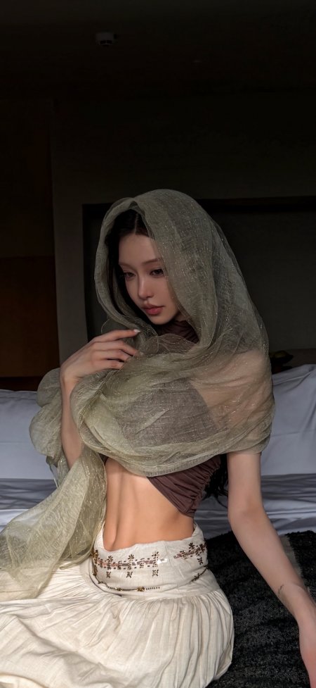 美女披薄纱头巾坐床上异域风摄影手机壁纸