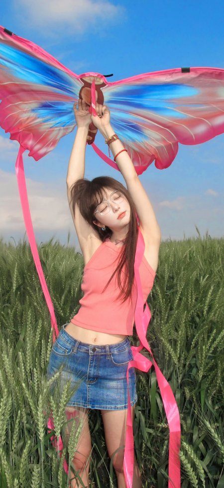 美女麦田举蝴蝶风筝蓝天夏日户外人物手机壁纸