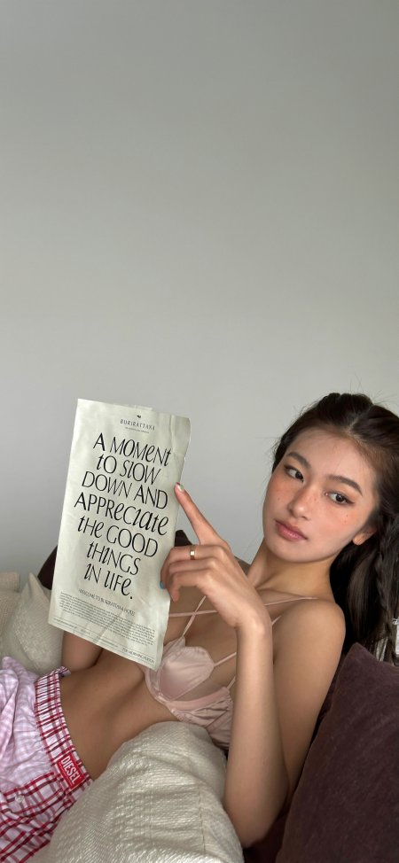 美女床上举英文标语休闲摄影手机壁纸