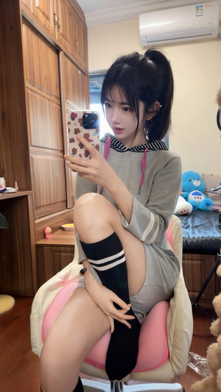 少女扎高马尾对镜自拍室内摄影手机壁纸