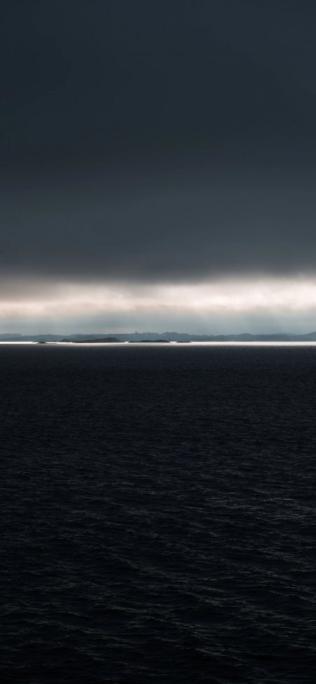 深色海景与阴云压境氛围感风景手机壁纸