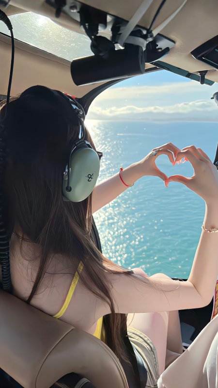 直升机内美女比心海景人物手机壁纸