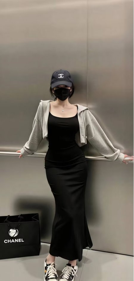 电梯里黑裙灰外套美女街拍人物手机壁纸