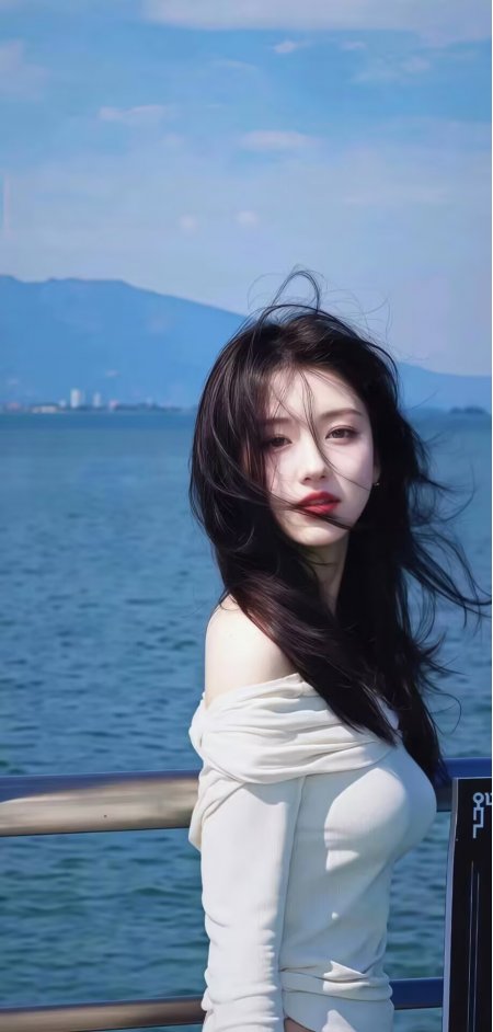 黑发美女穿白露肩上衣站海边人物手机壁纸