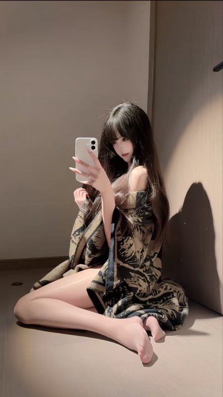 黑发美女豹纹露肩上衣地板自拍室内光影人物手机壁纸
