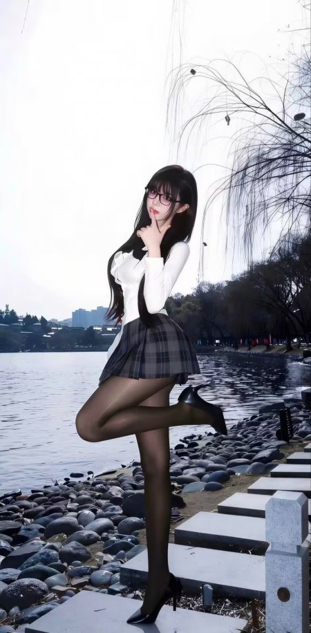 黑发美女戴眼镜穿白衬衫格裙湖边比手势人物手机壁纸