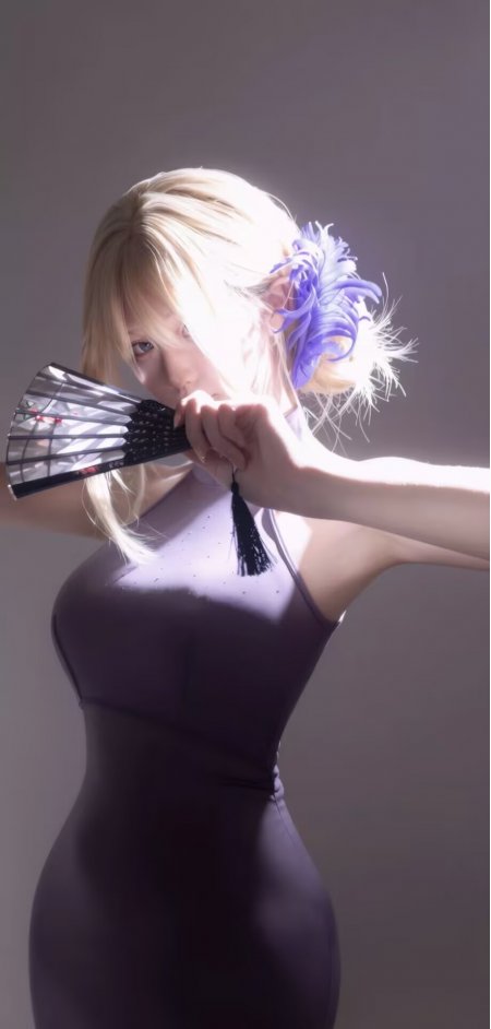 金发美女紫色紧身连衣裙蓝色羽毛发饰持扇优雅人物手机壁纸