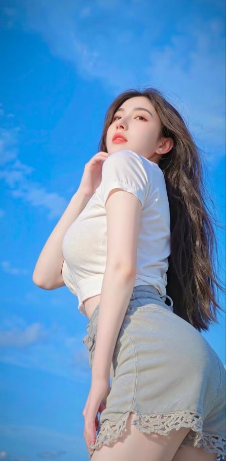 蓝天背景白上衣牛仔短裤美女写真人物手机壁纸