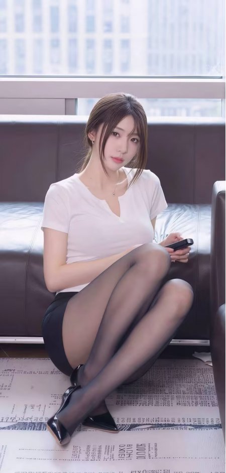 美女白T恤黑丝袜沙发坐姿人物手机壁纸
