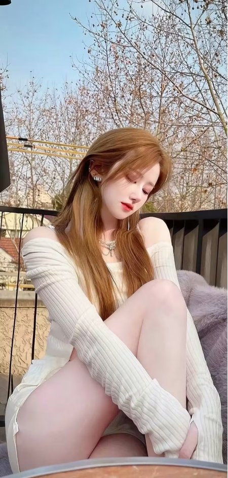 金发美女穿白针织衫坐户外阳台人物手机壁纸