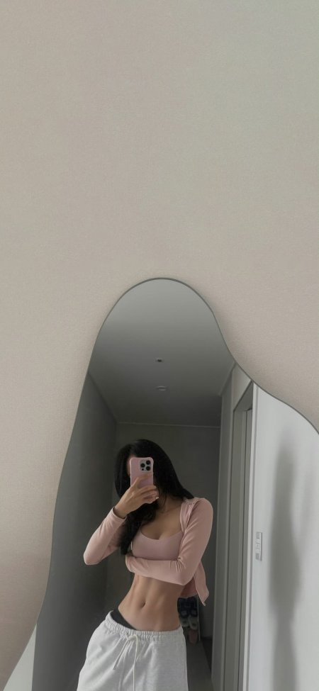 粉上衣白裤美女对镜自拍秀腹肌人物手机壁纸