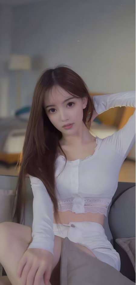美女白色蕾丝上衣配短裤沙发坐姿温柔人物手机壁纸
