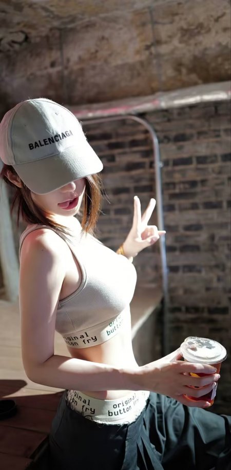 美女棒球帽运动背心比耶活力人物手机壁纸