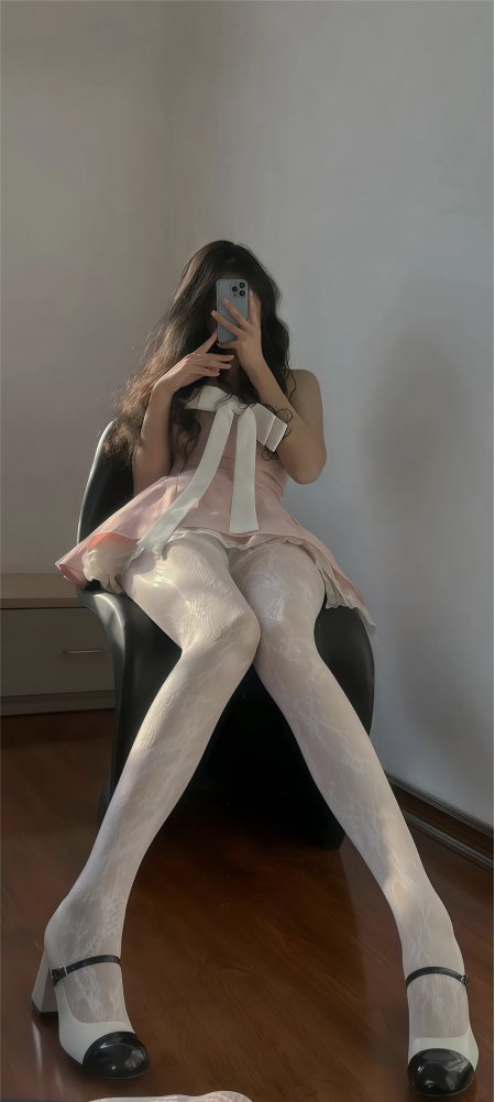 粉裙白丝美女持手机对镜自拍甜美人物手机壁纸