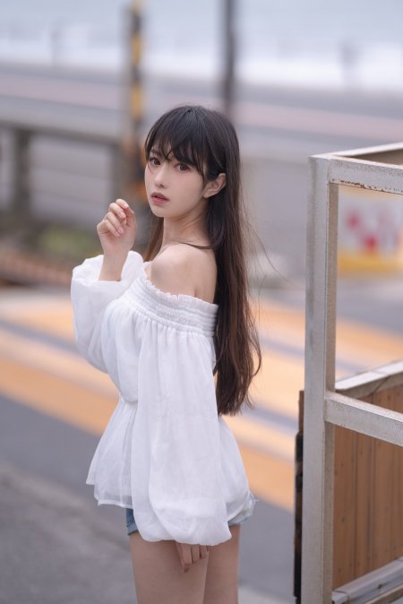美女白色露肩上衣牛仔短裤街头回眸人物手机壁纸