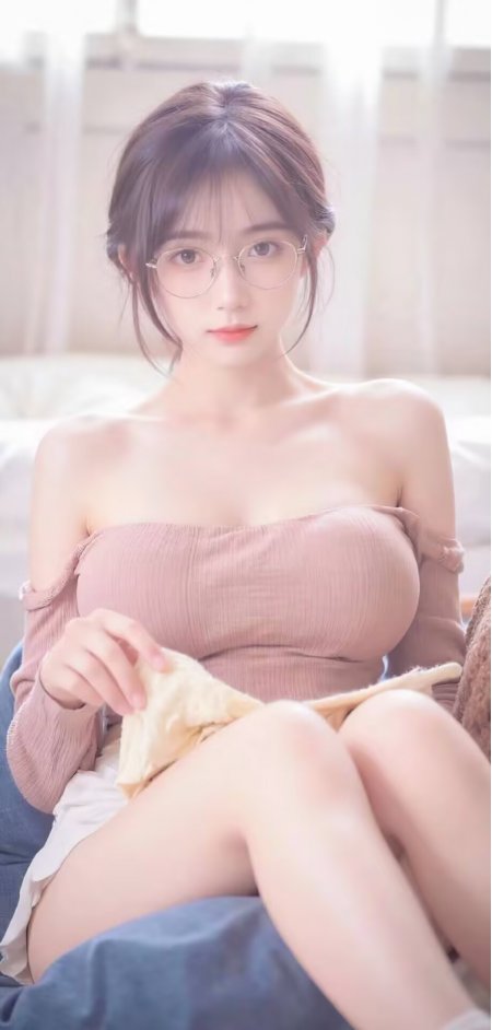 美女戴眼镜穿粉露肩上衣坐沙发人物手机壁纸