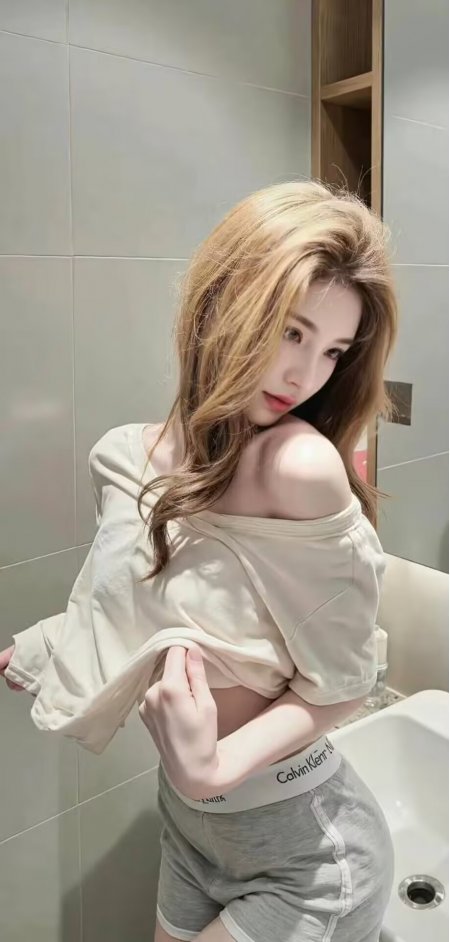 美女穿米色露肩上衣灰短裤卫生间自拍人物手机壁纸