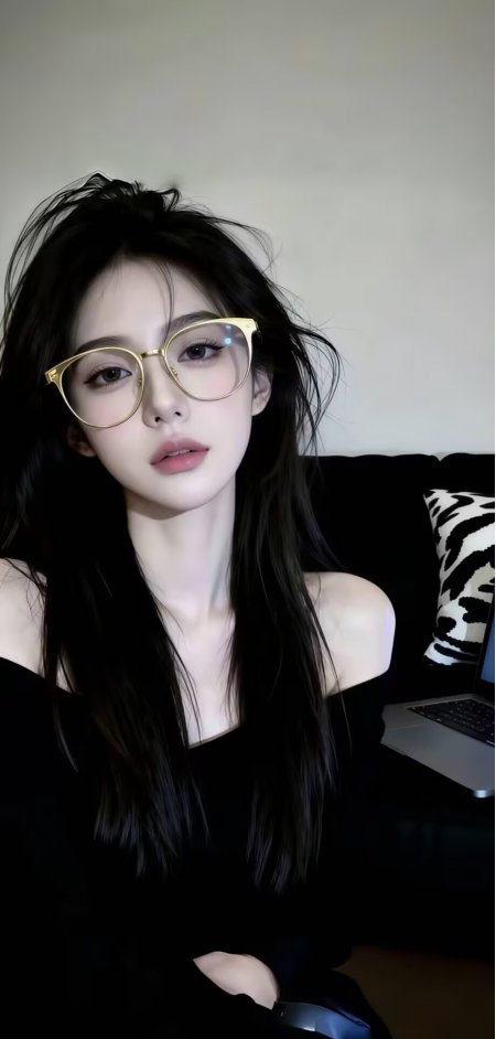 美女戴金框眼镜穿黑露肩上衣坐沙发人物手机壁纸