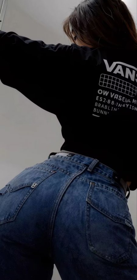 美女黑色VANS卫衣蓝色牛仔裤背影街头潮流人物手机壁纸