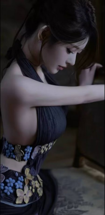 美女黑色花朵装饰连衣裙侧身低头优雅人物手机壁纸