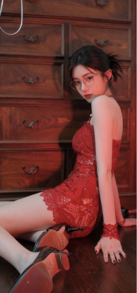 美女红色蕾丝裙眼镜坐姿人物手机壁纸
